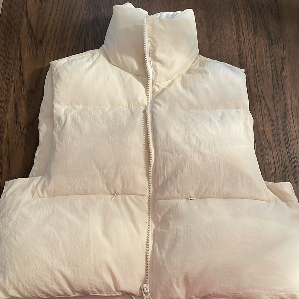 Cropped Puffer Vest Ivory with pockets